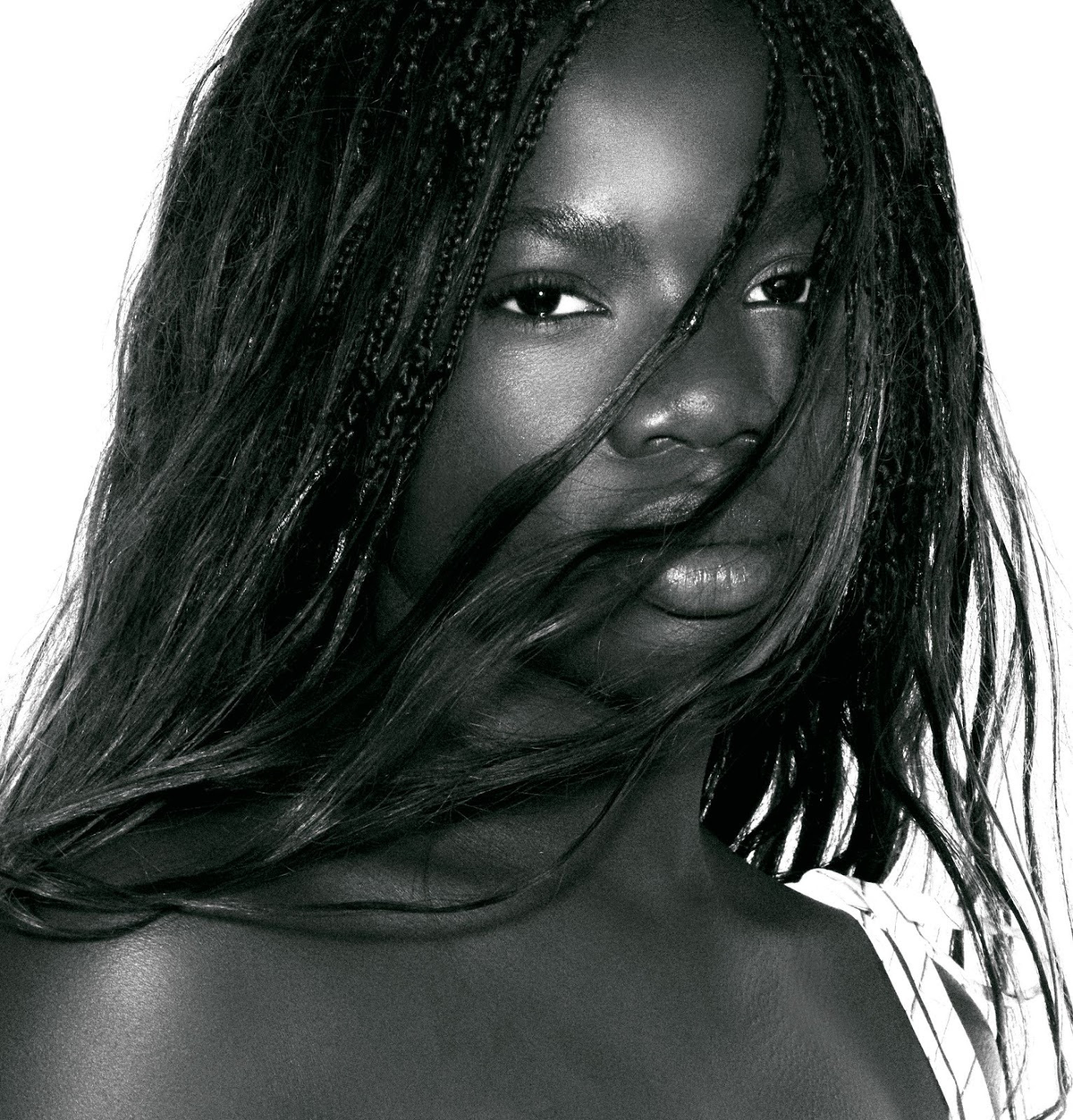 Gio Ewbank e Titi estrelam campanha de Alto Verão da Schutz