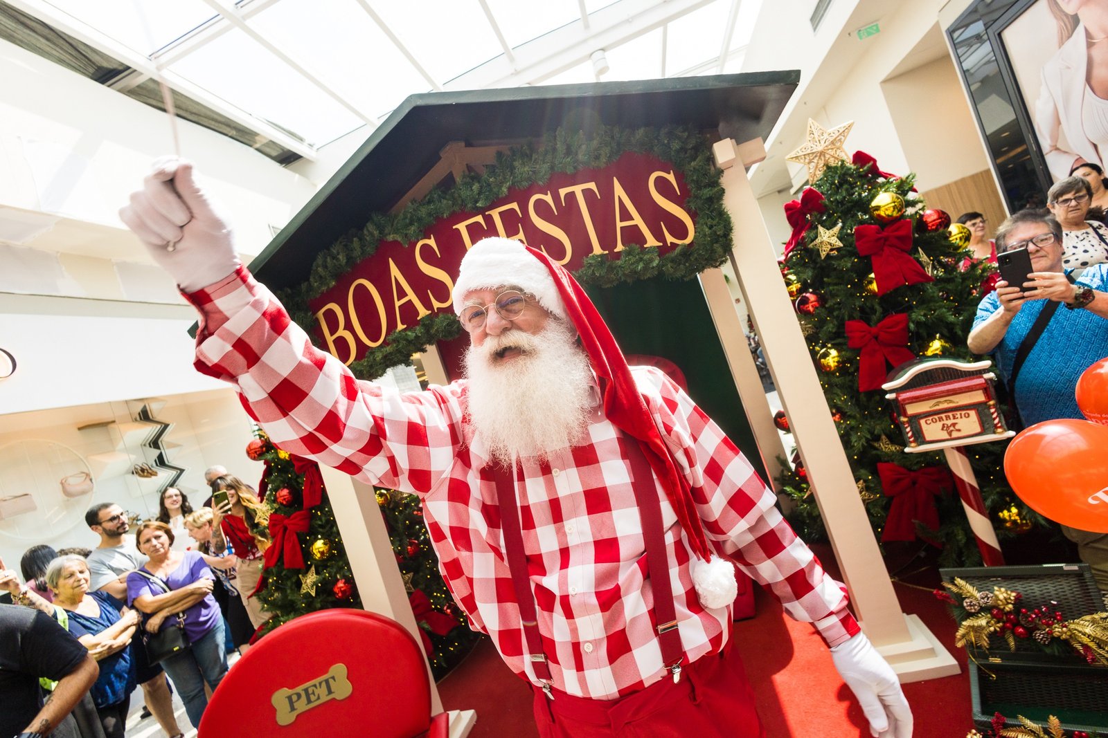 Chegada do Papai Noel agita shoppings da Grande SP e Rio