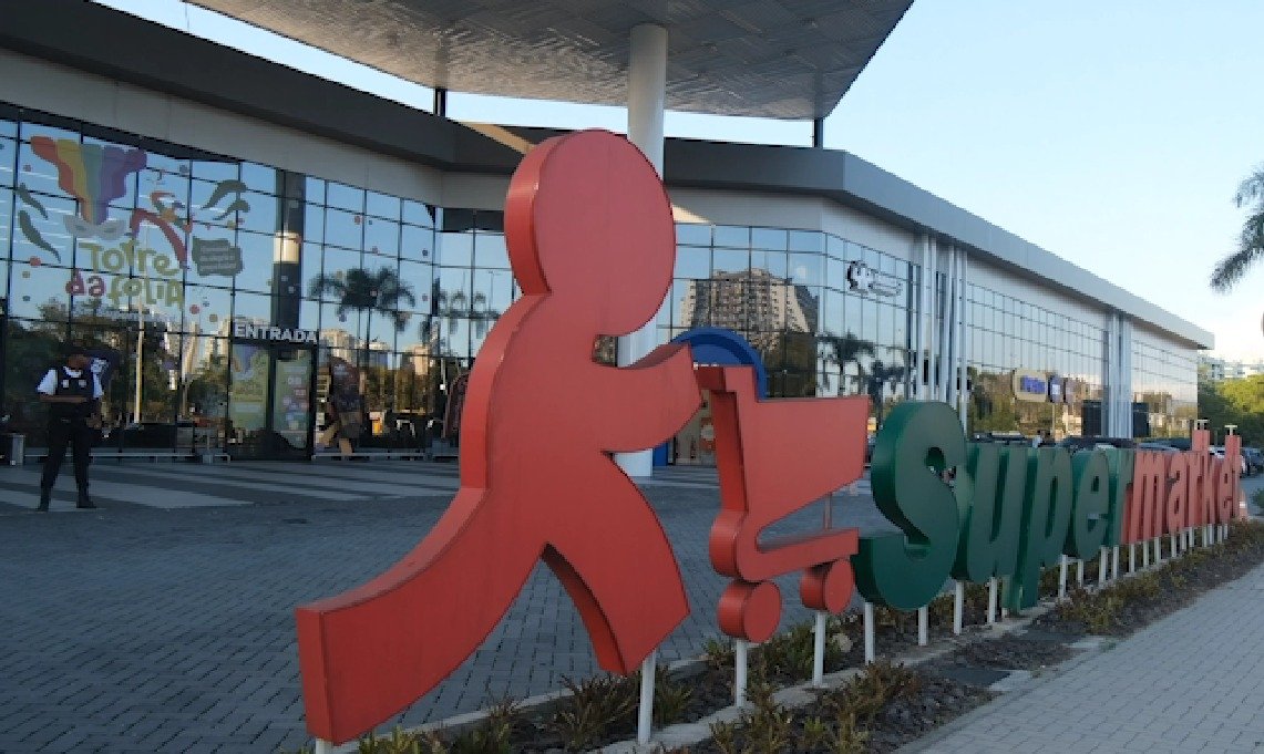 Supermarket Blue recebe Caravana Iluminada da Coca-Cola na Barra neste domingo