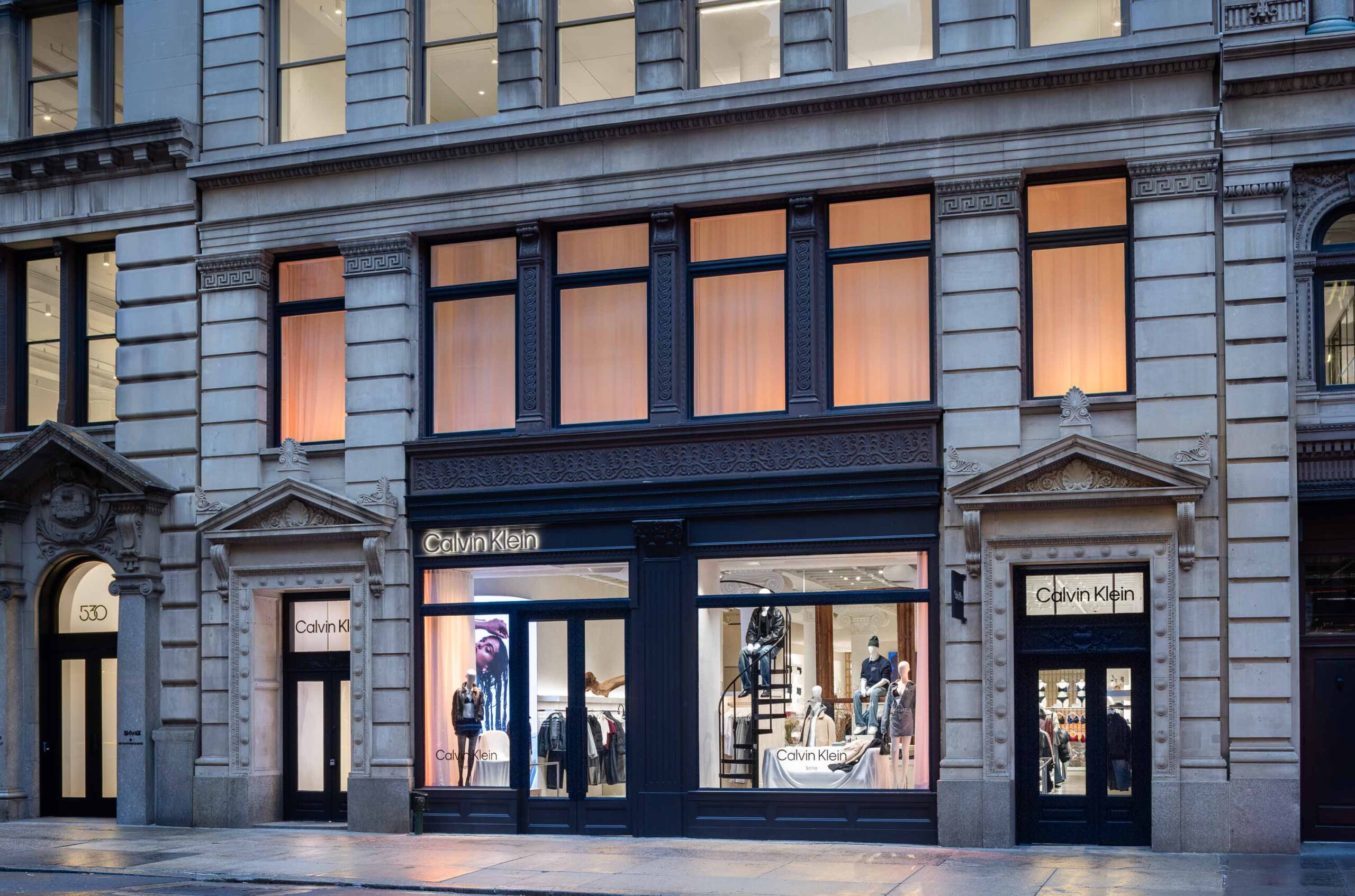 Calvin Klein inaugura flagship global no Soho e reforça raízes nova-iorquinas