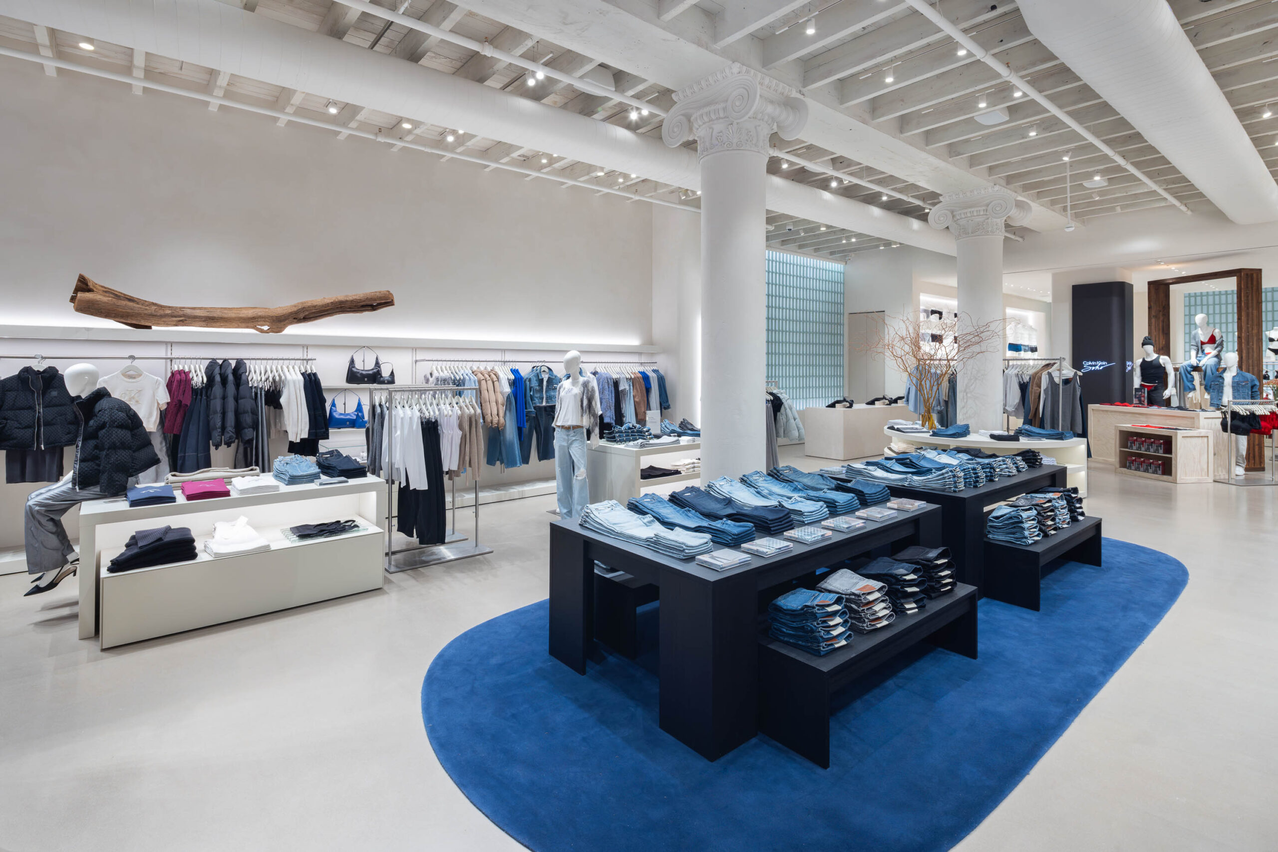 Calvin Klein inaugura flagship global no Soho e reforça raízes nova-iorquinas