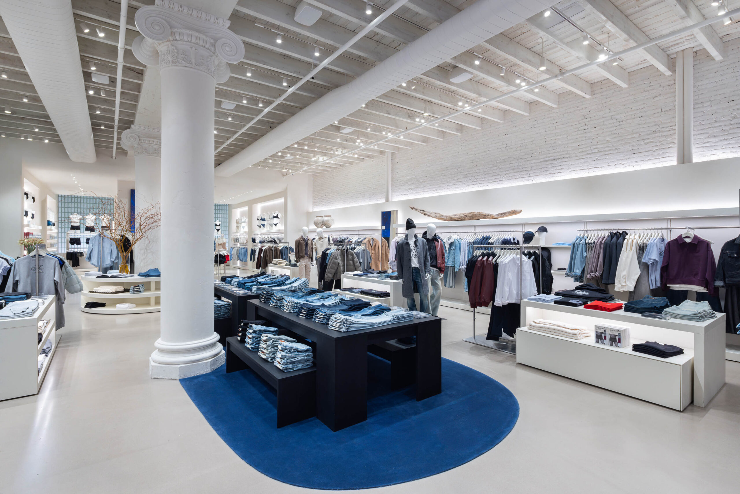 Calvin Klein inaugura flagship global no Soho e reforça raízes nova-iorquinas