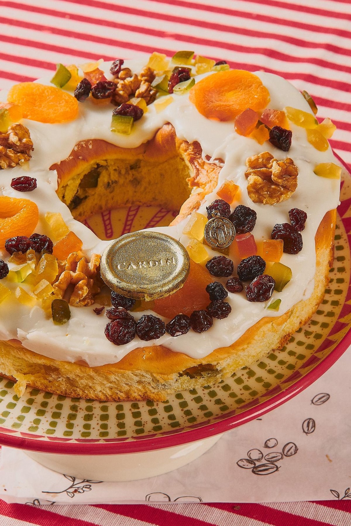 Cardin celebra Dia de Reis com bolo e rosca especiais