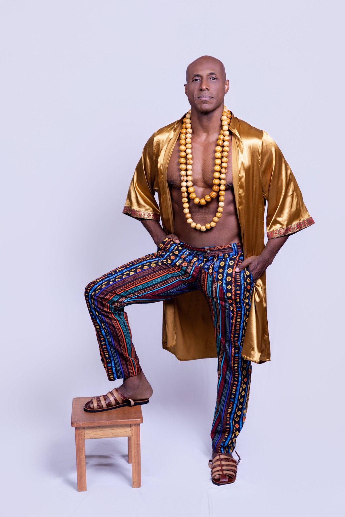 Fábio Nascimento vive Mansa Musa em estreia como modelo