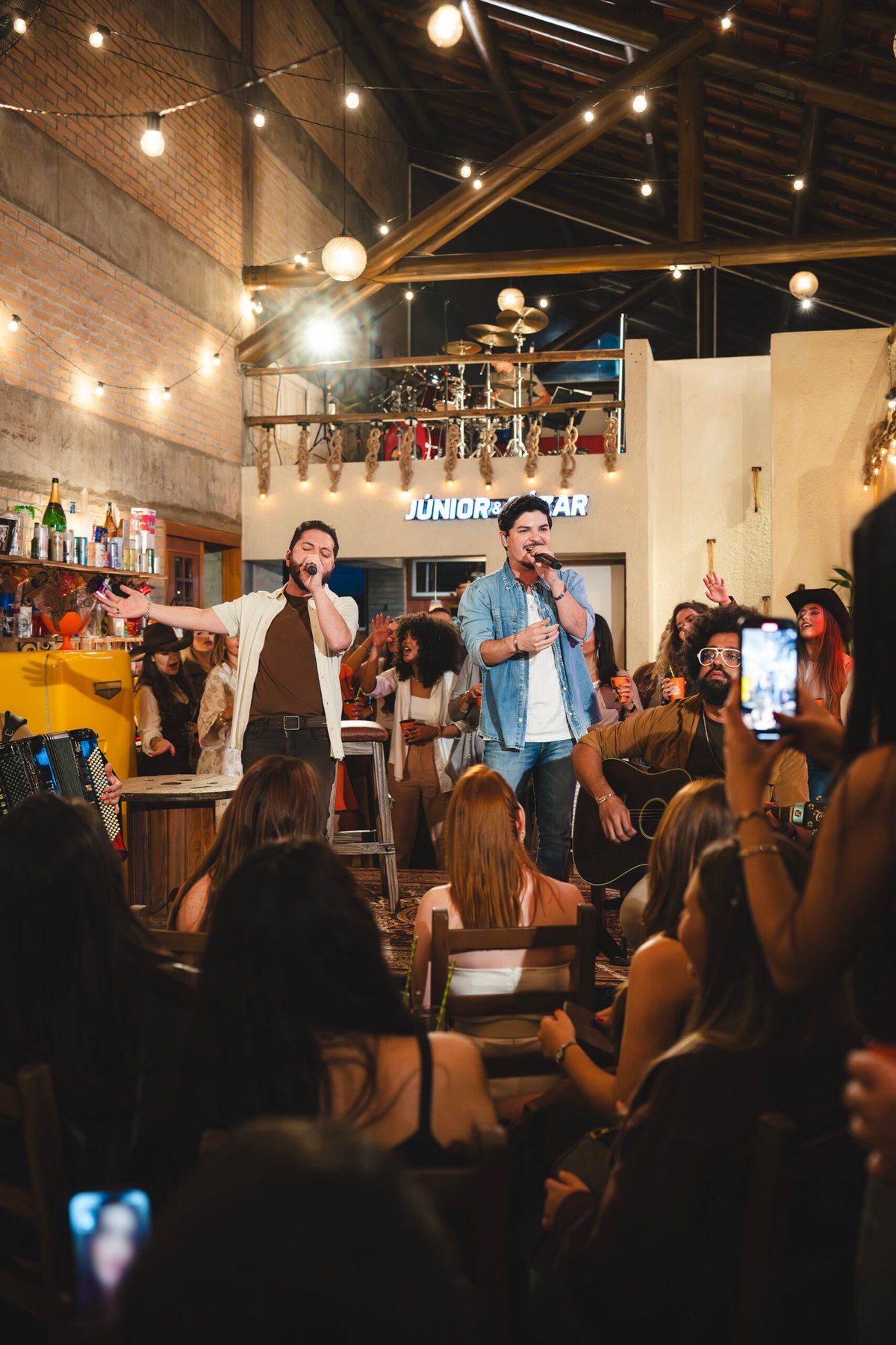 Júnior & Cézar lançam coletânea “As Melhores” e celebram fase de auge