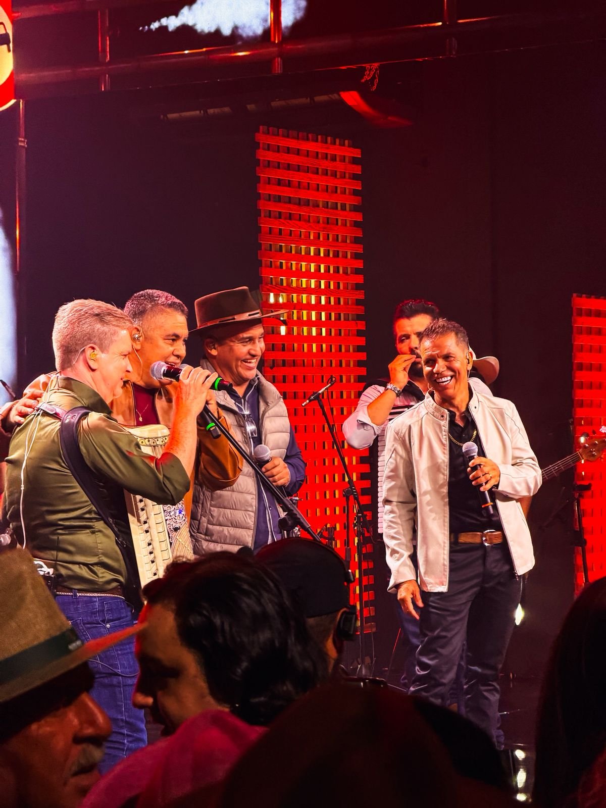 Renato e Raphael celebram 25 anos com gravação de novo DVD