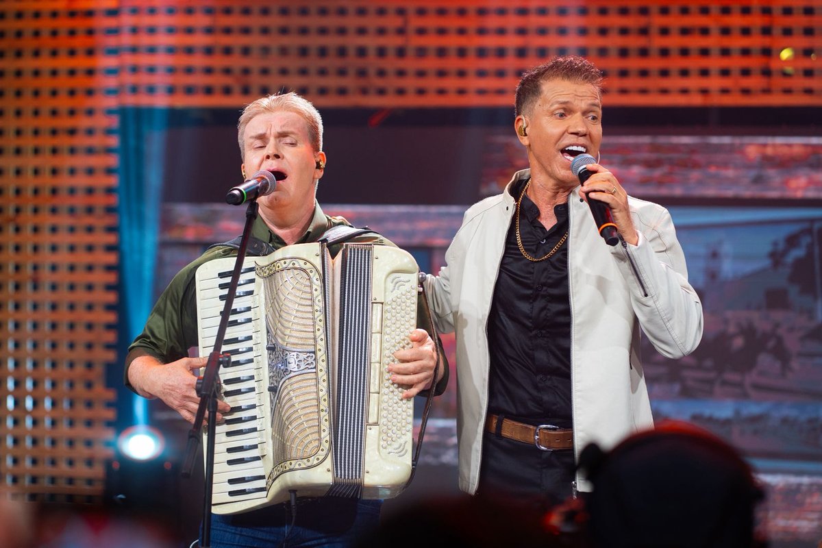 Renato e Raphael celebram 25 anos com gravação de novo DVD