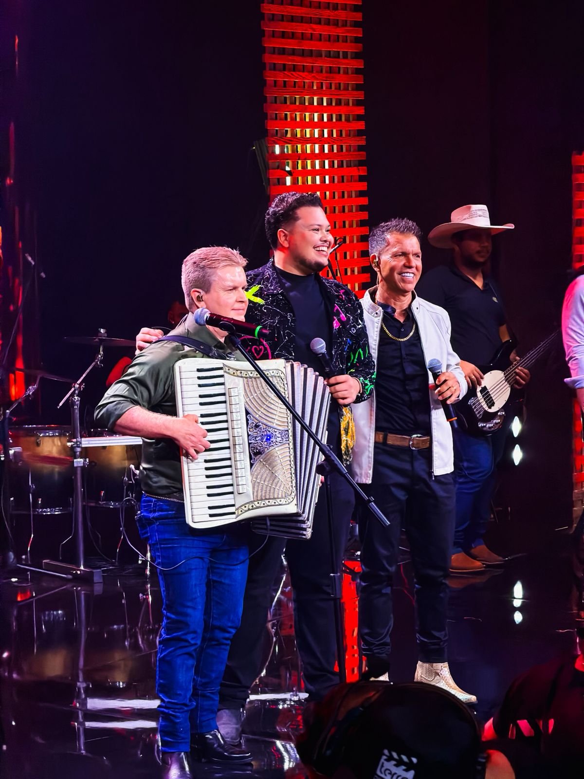 Renato e Raphael celebram 25 anos com gravação de novo DVD