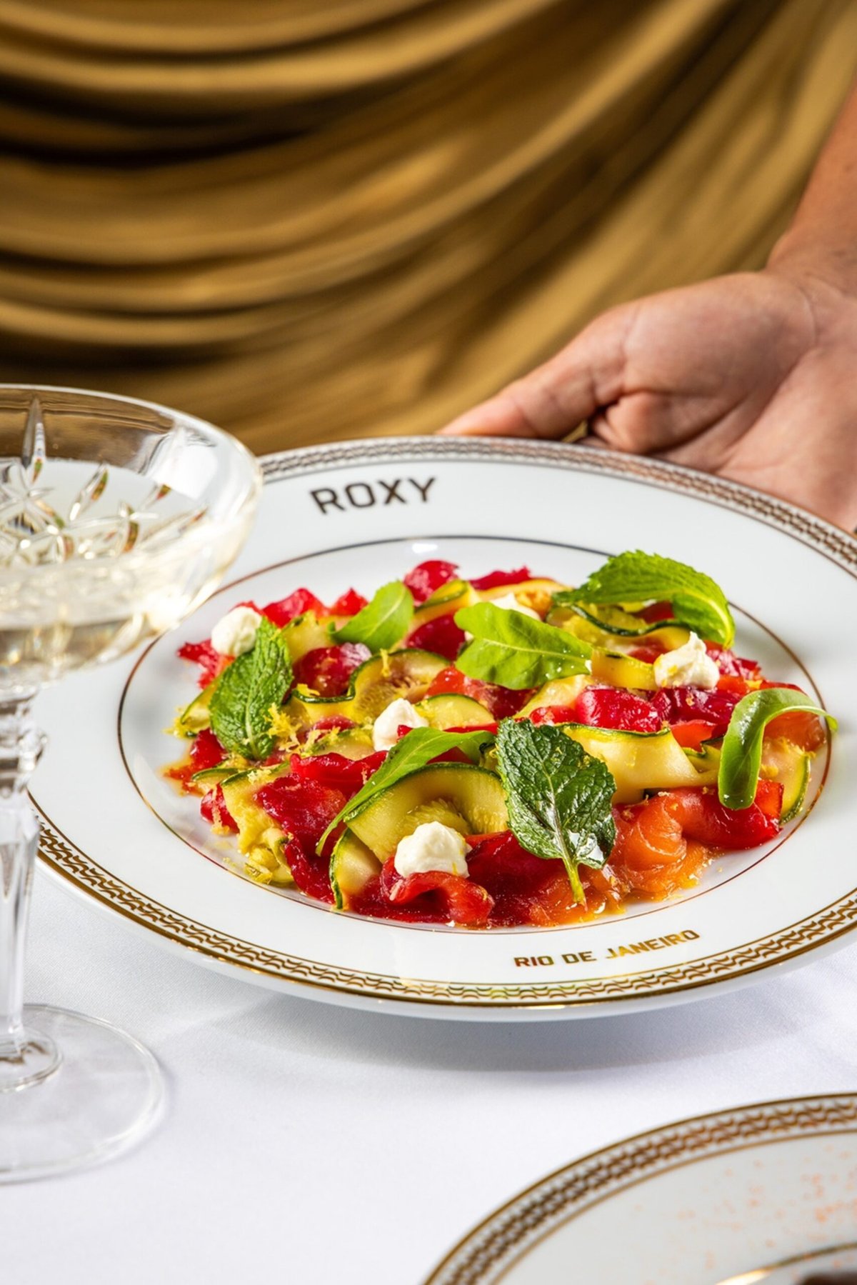 Roxy Dinner Show faz Réveillon de arte e alta gastronomia em Copacabana