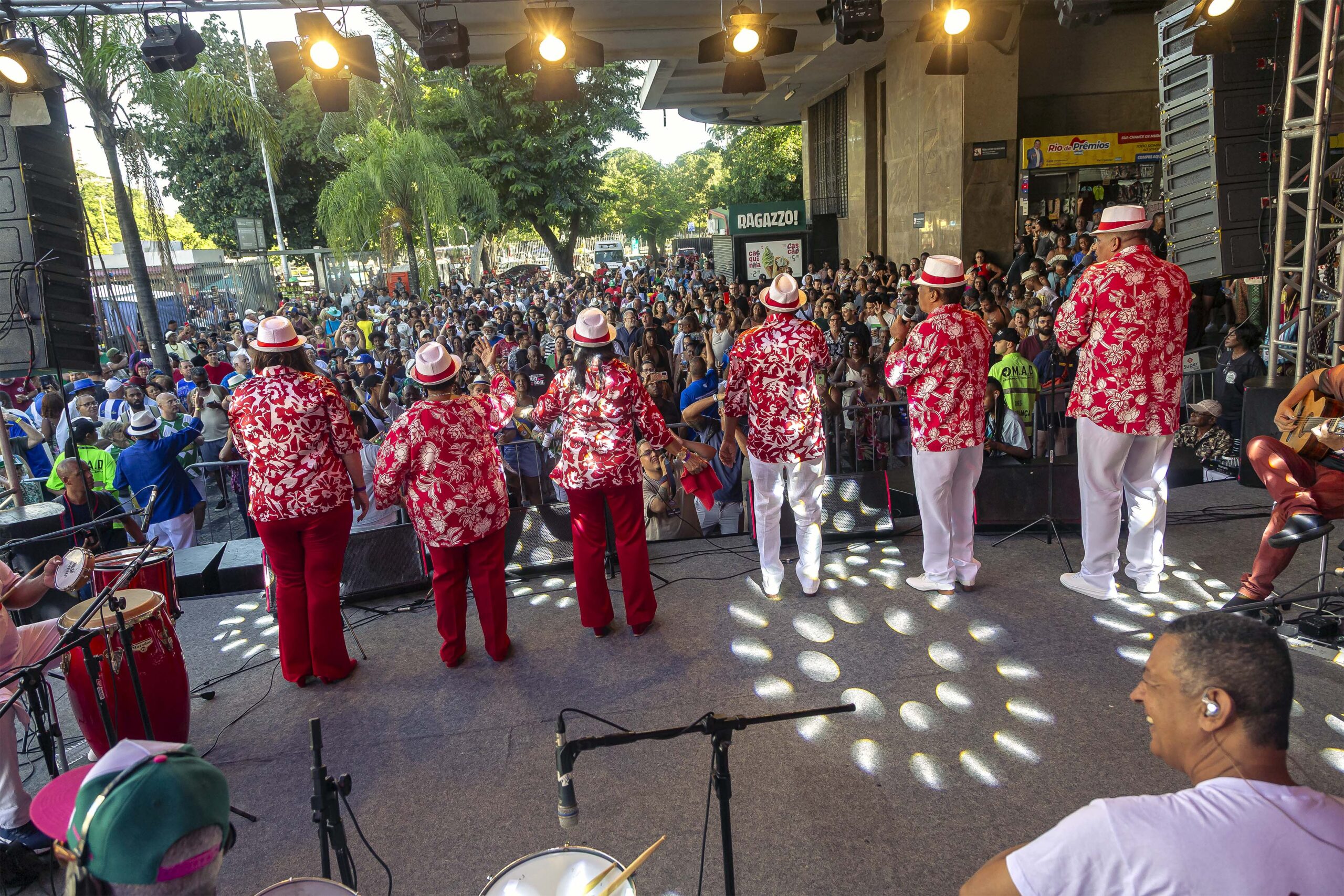 Trem do Samba celebra 30 anos com mar de gente no Rio