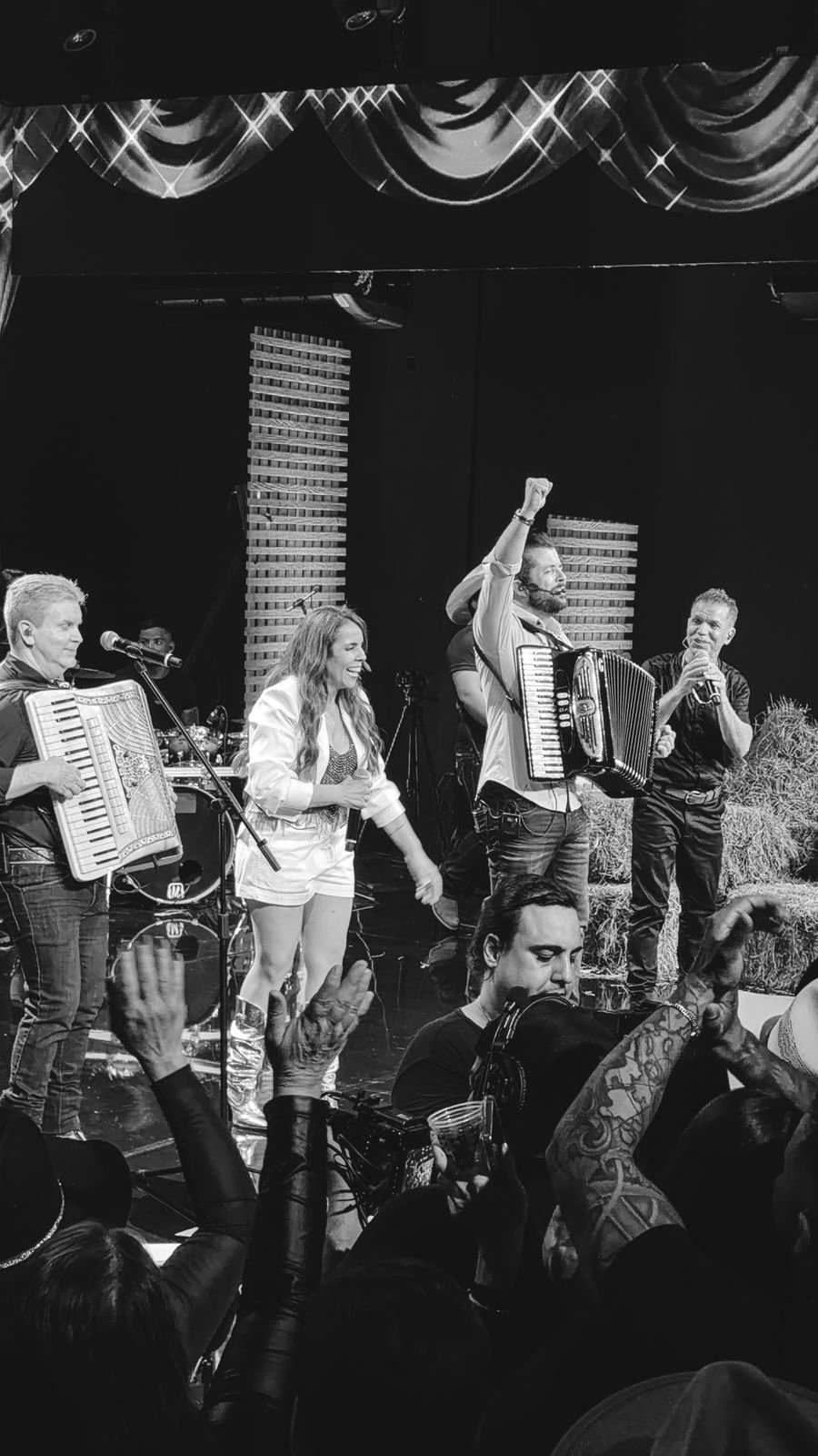 Renato e Raphael celebram 25 anos com gravação de novo DVD