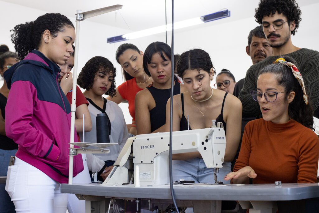 Calvin Klein apoia curso de moda sustentável para jovens em SP