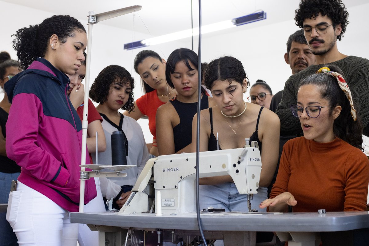 Calvin Klein apoia curso de moda sustentável para jovens em SP