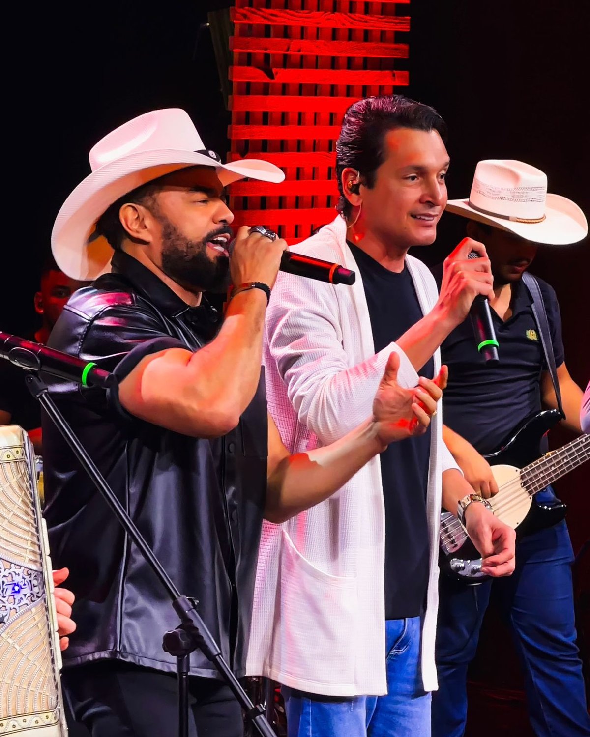 Renato e Raphael celebram 25 anos com gravação de novo DVD