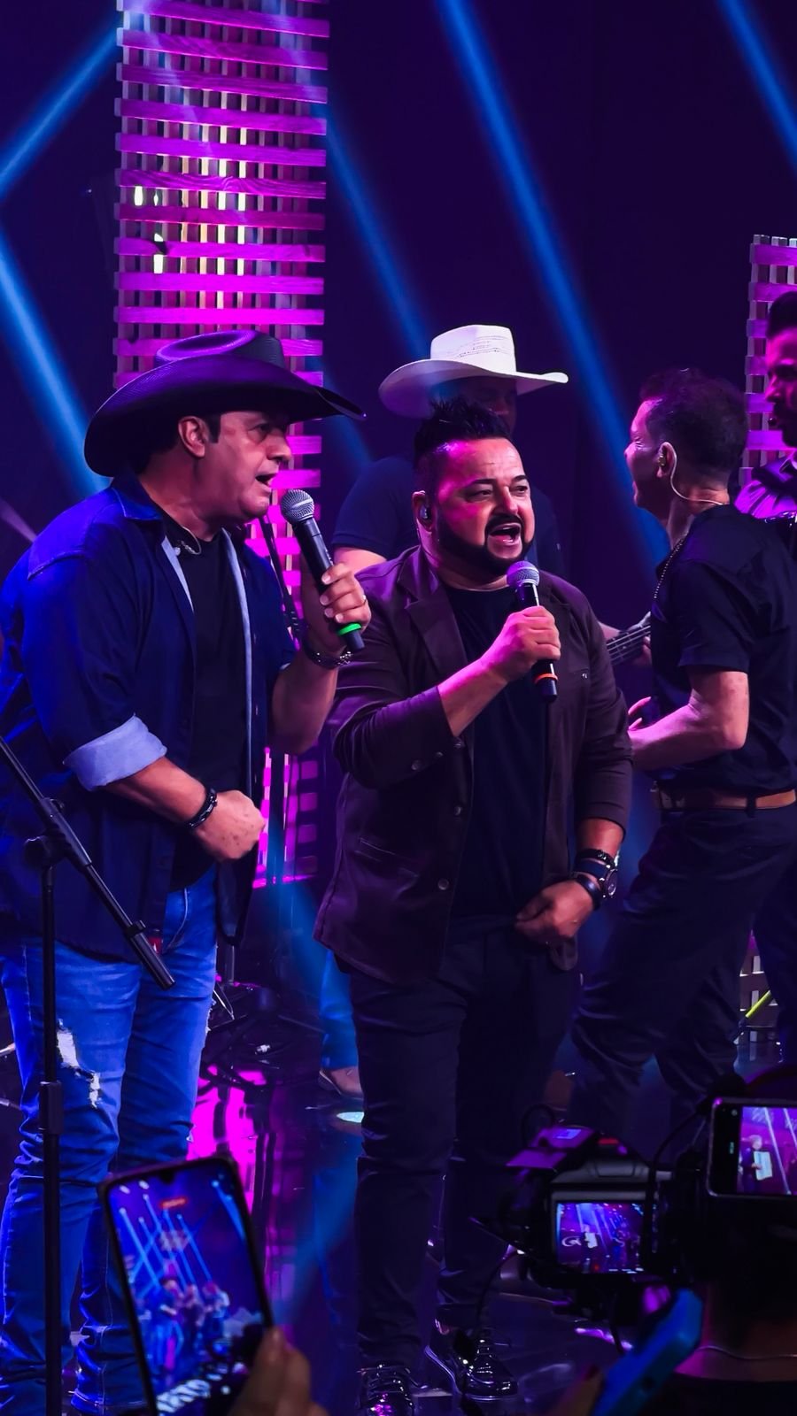 Renato e Raphael celebram 25 anos com gravação de novo DVD