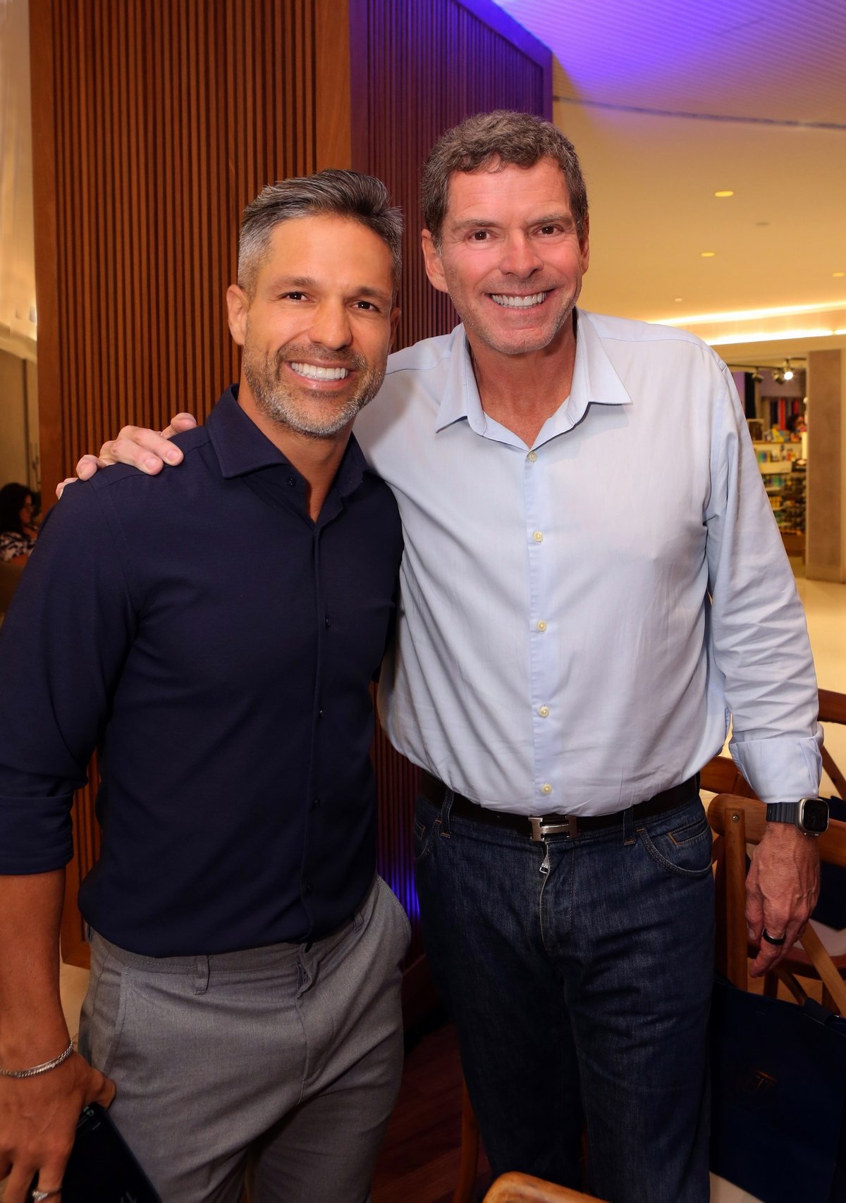 Estrelas celebram 25 anos da Dr. Veit no Leblon