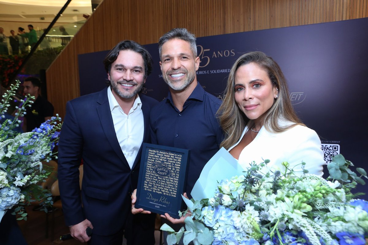 Estrelas celebram 25 anos da Dr. Veit no Leblon