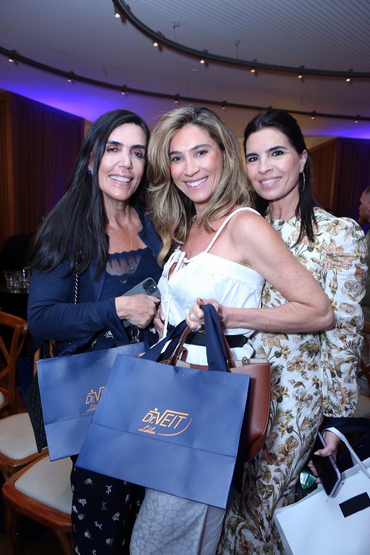 Estrelas celebram 25 anos da Dr. Veit no Leblon