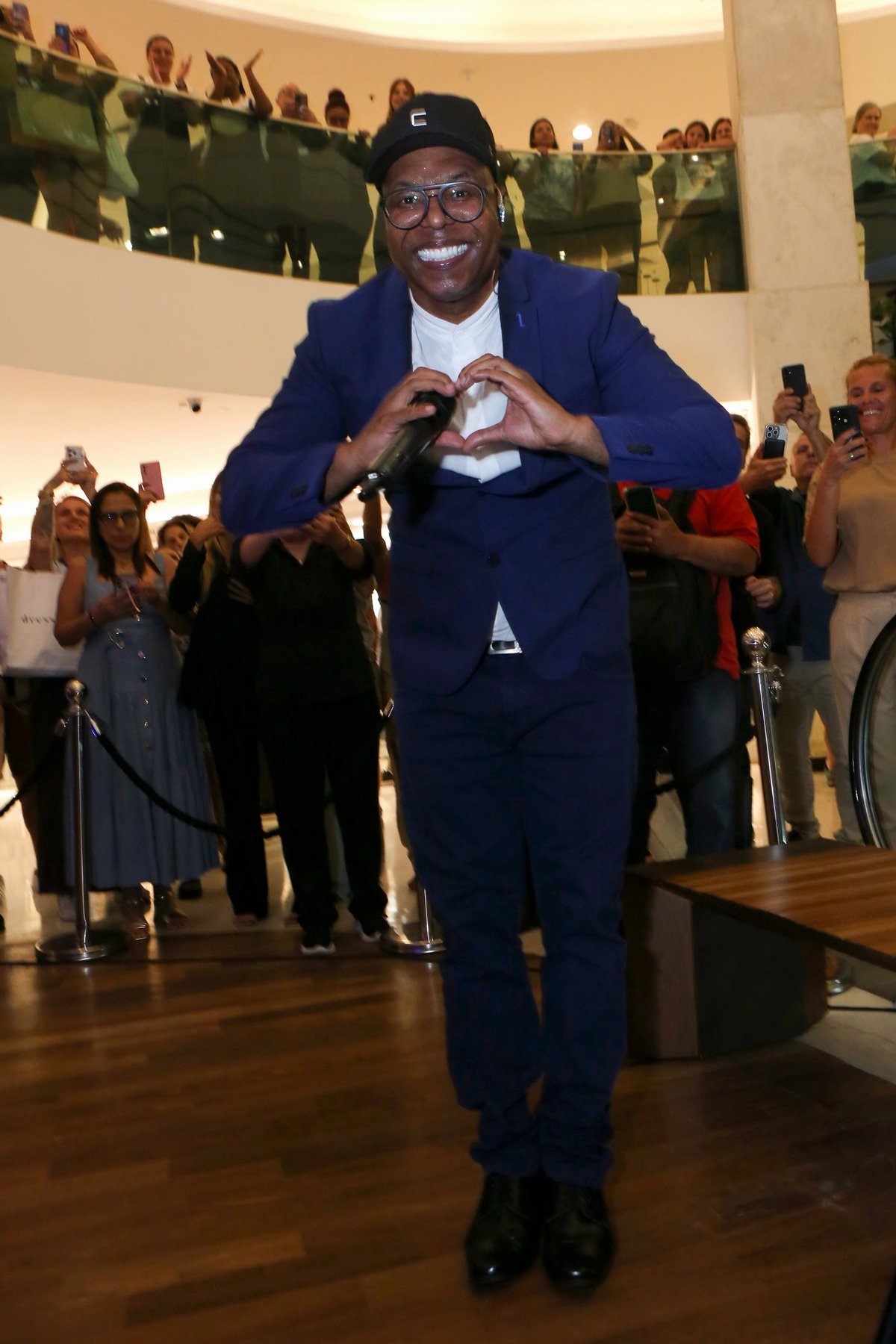 Estrelas celebram 25 anos da Dr. Veit no Leblon