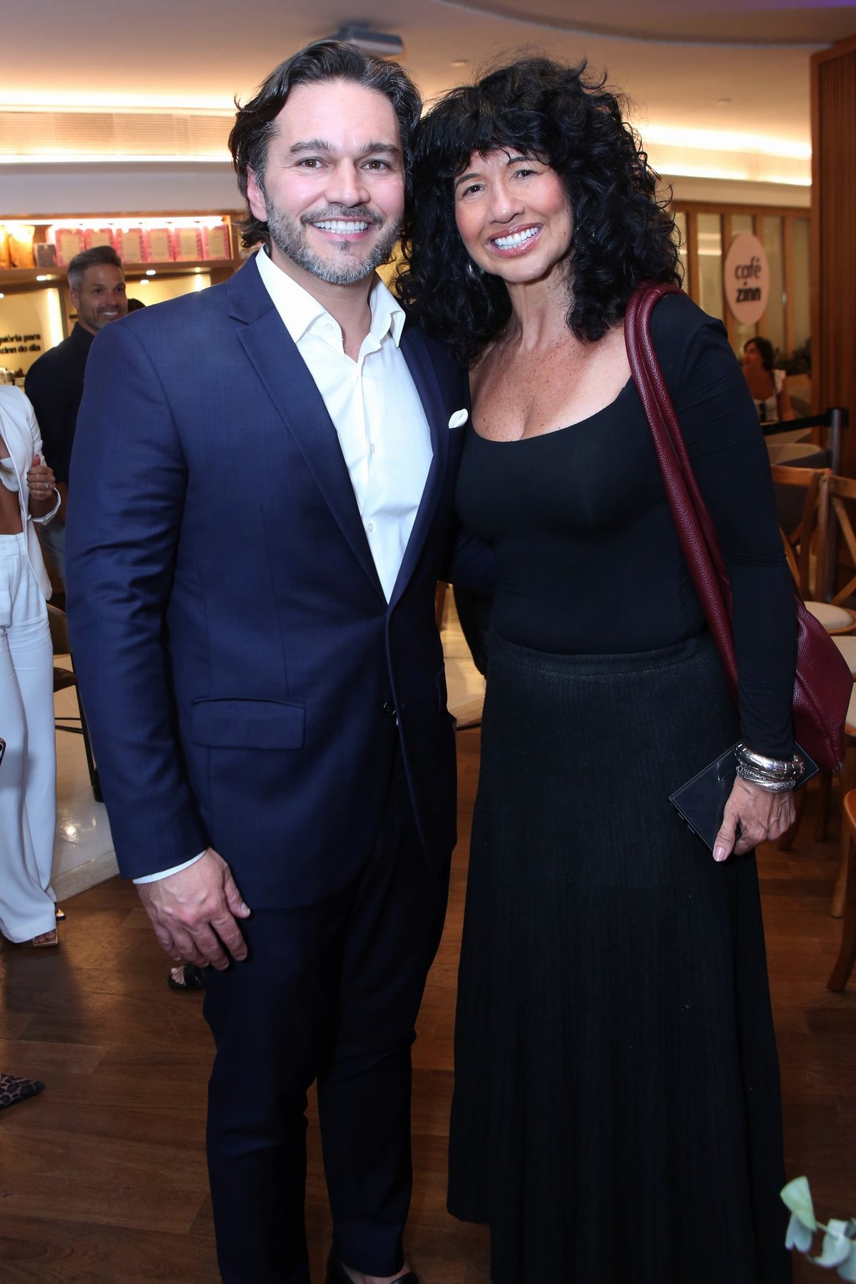 Estrelas celebram 25 anos da Dr. Veit no Leblon