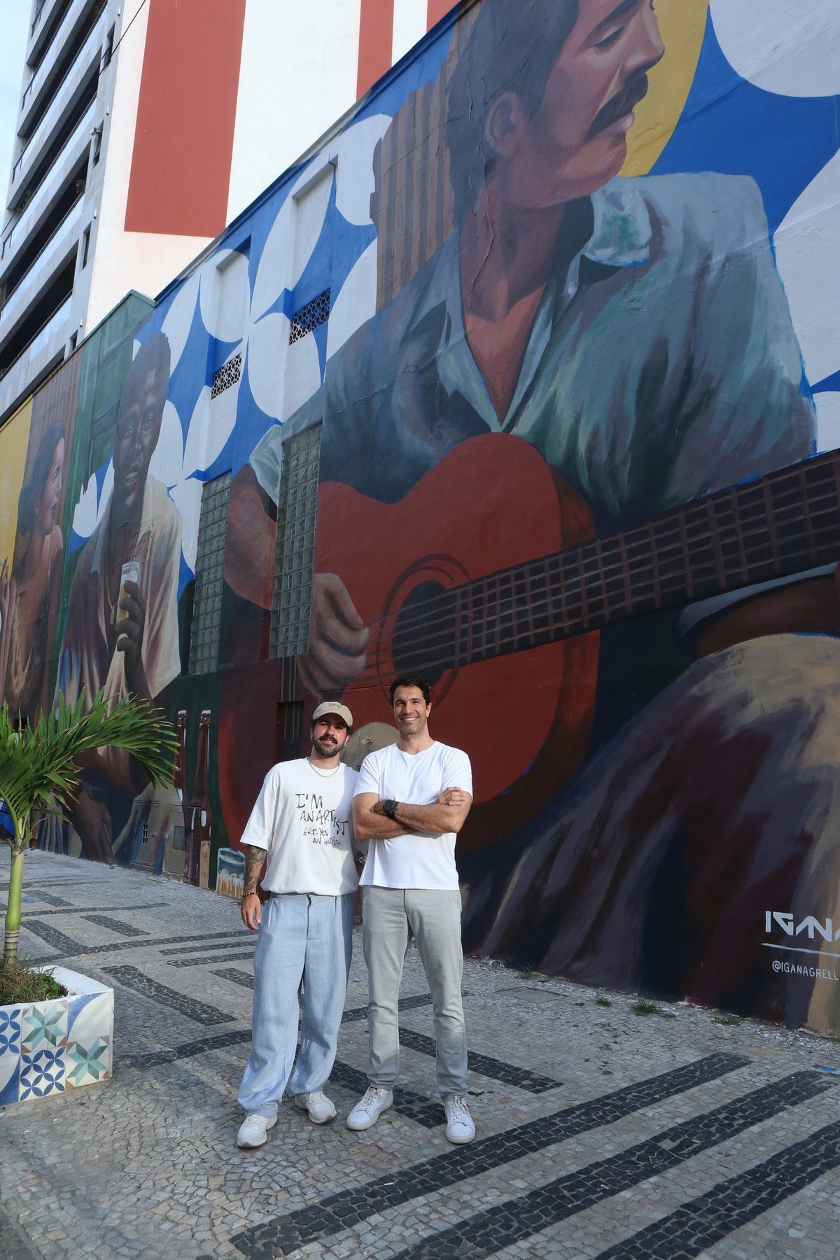 Boa Praça Ipanema inaugura rooftop com mural de arte urbana e show de Dudu Nobre