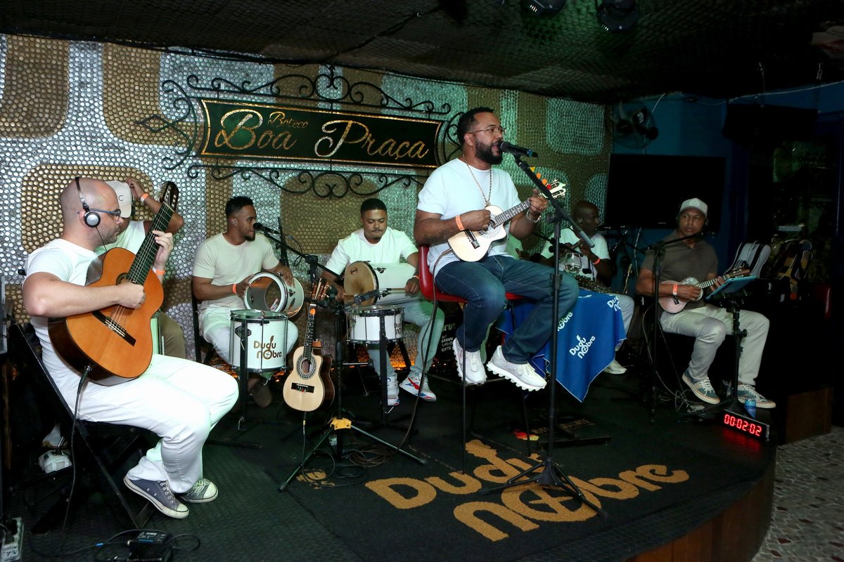Boa Praça Ipanema inaugura rooftop com mural de arte urbana e show de Dudu Nobre