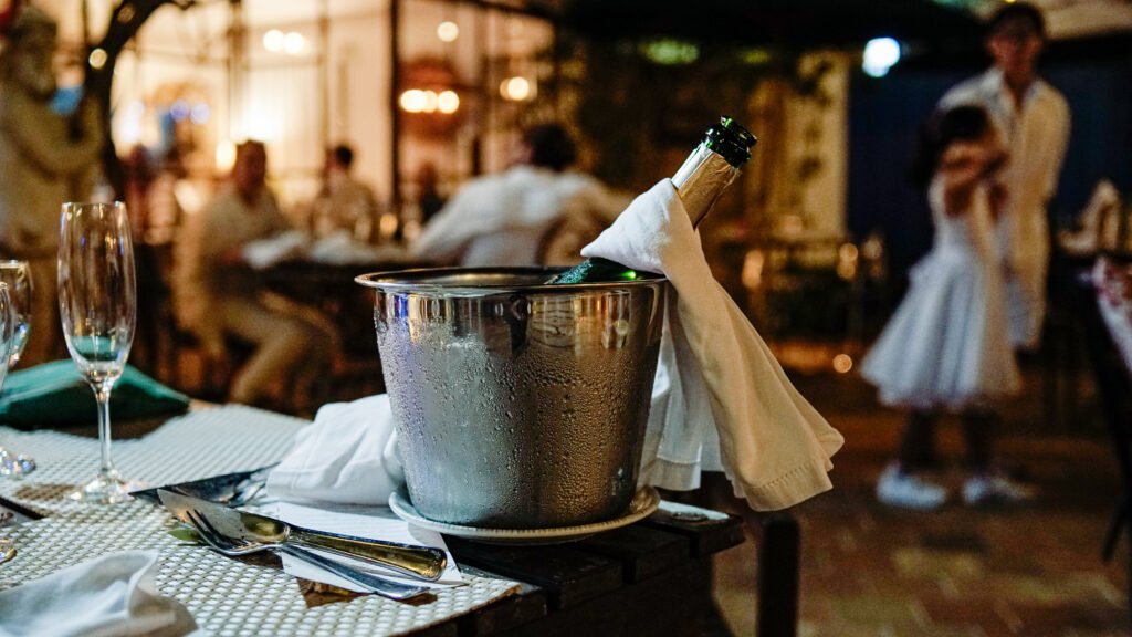 Vila da Santa e La Gare celebram Natal e Réveillon pé na areia em Búzios