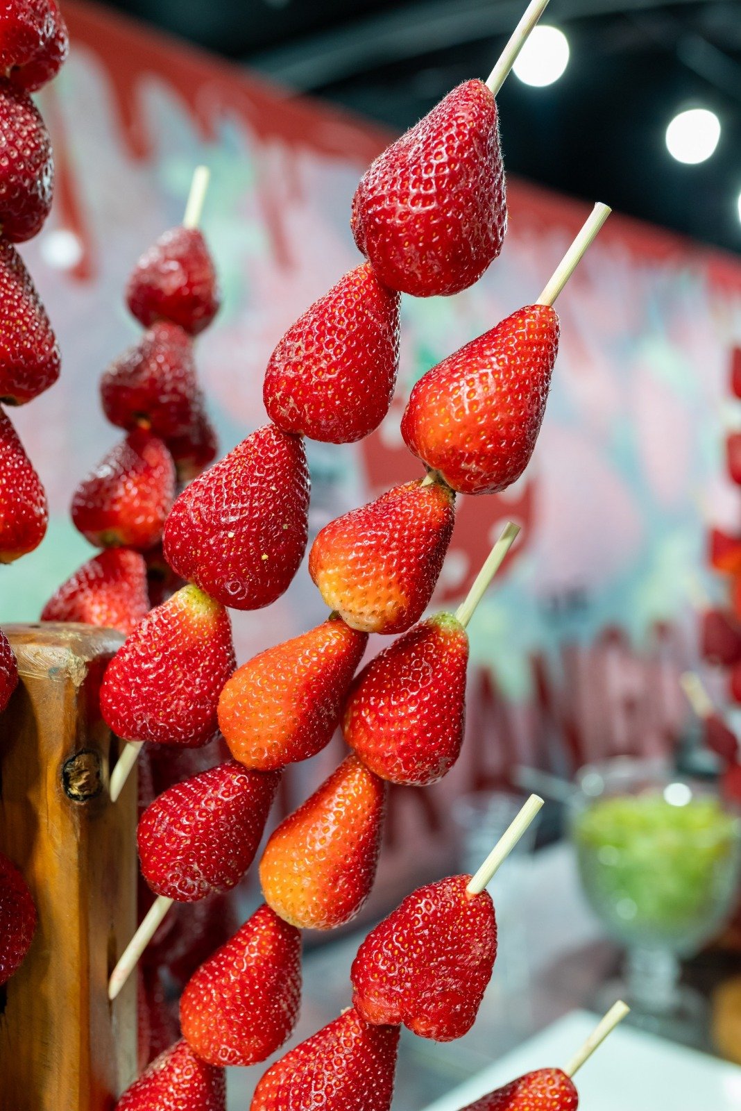 Caxias Shopping recebe Festival do Morango com música e ação social