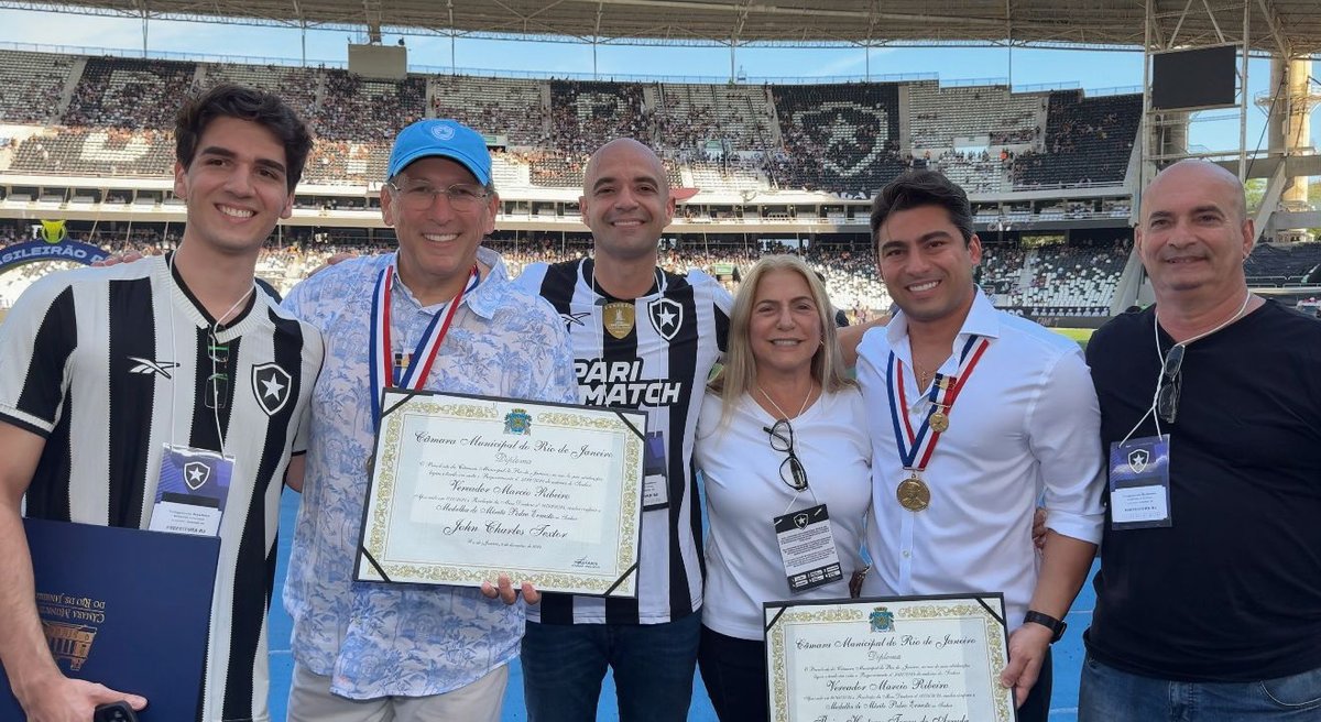 Textor e elenco do Botafogo recebem honraria no Nilton Santos