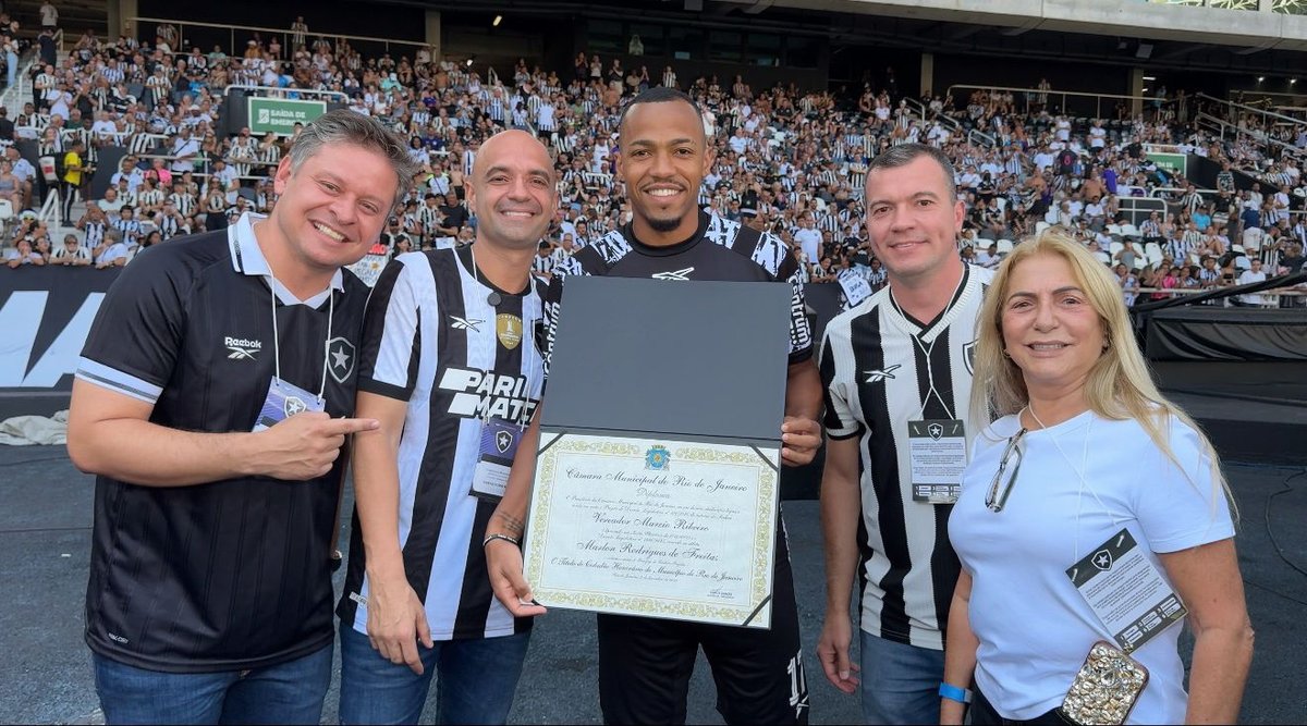 Textor e elenco do Botafogo recebem honraria no Nilton Santos