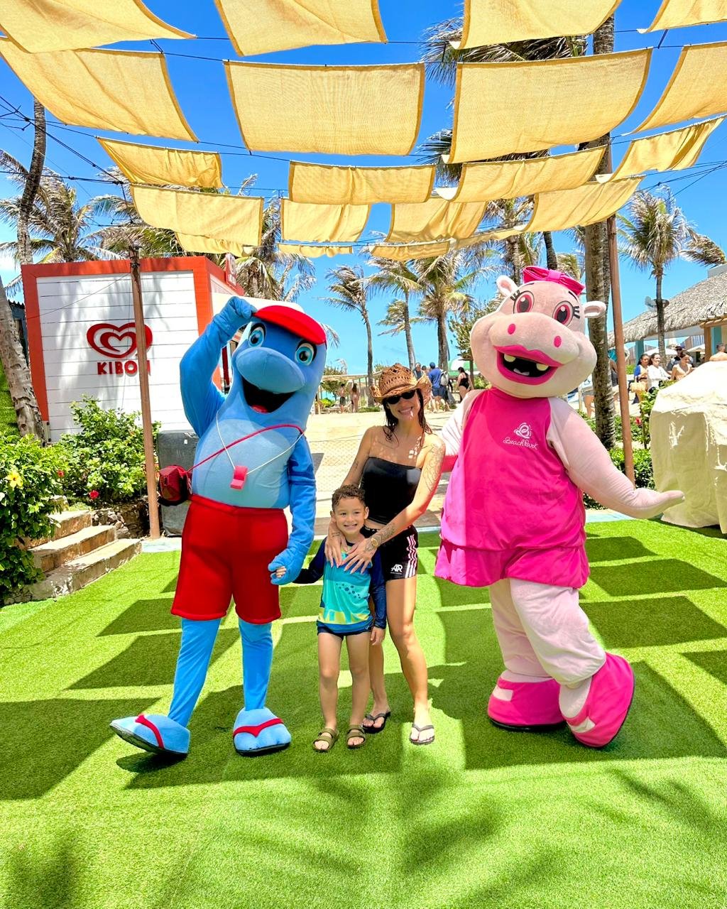 Bianca Andrade retorna ao Beach Park com filho Cris