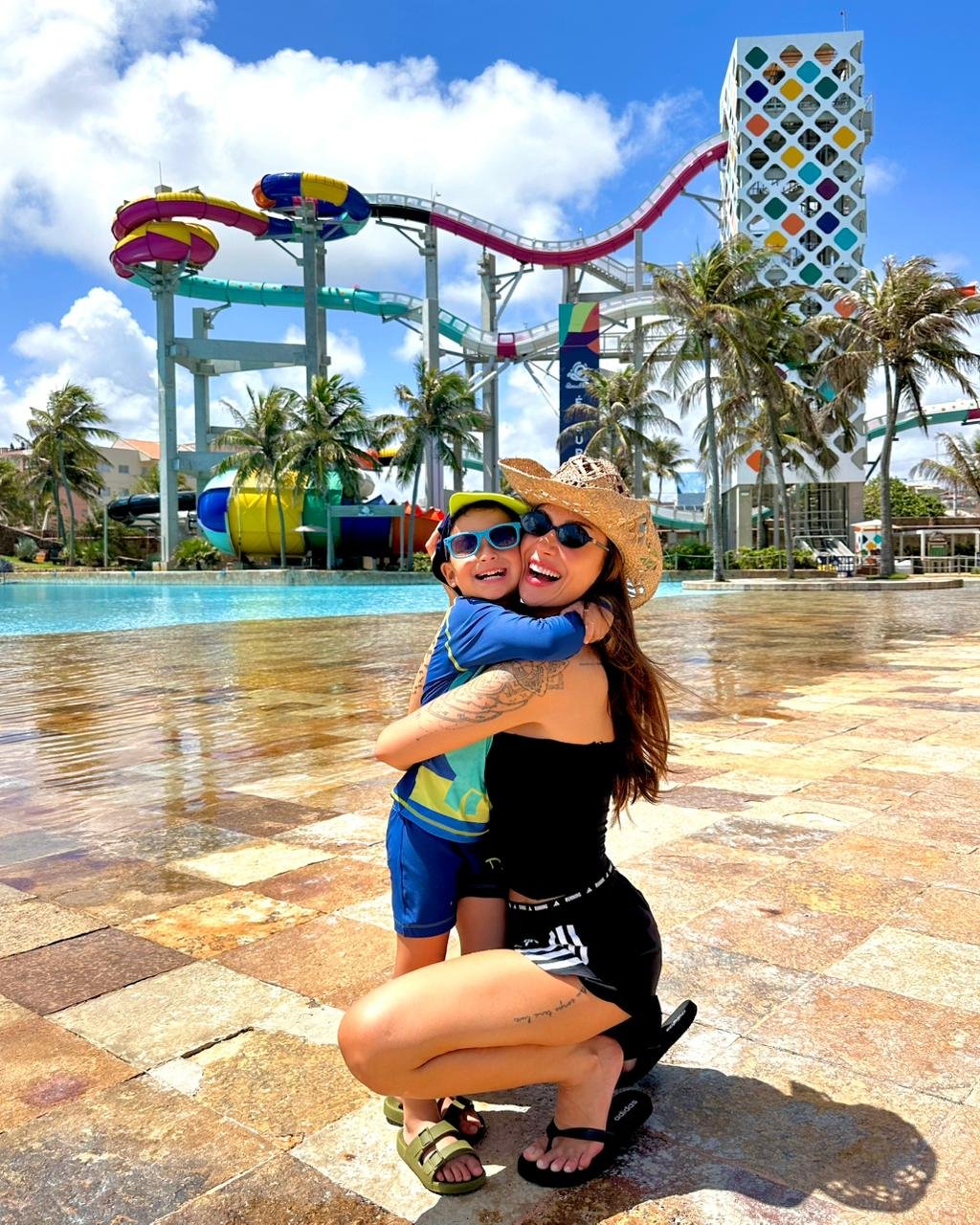 Bianca Andrade retorna ao Beach Park com filho Cris