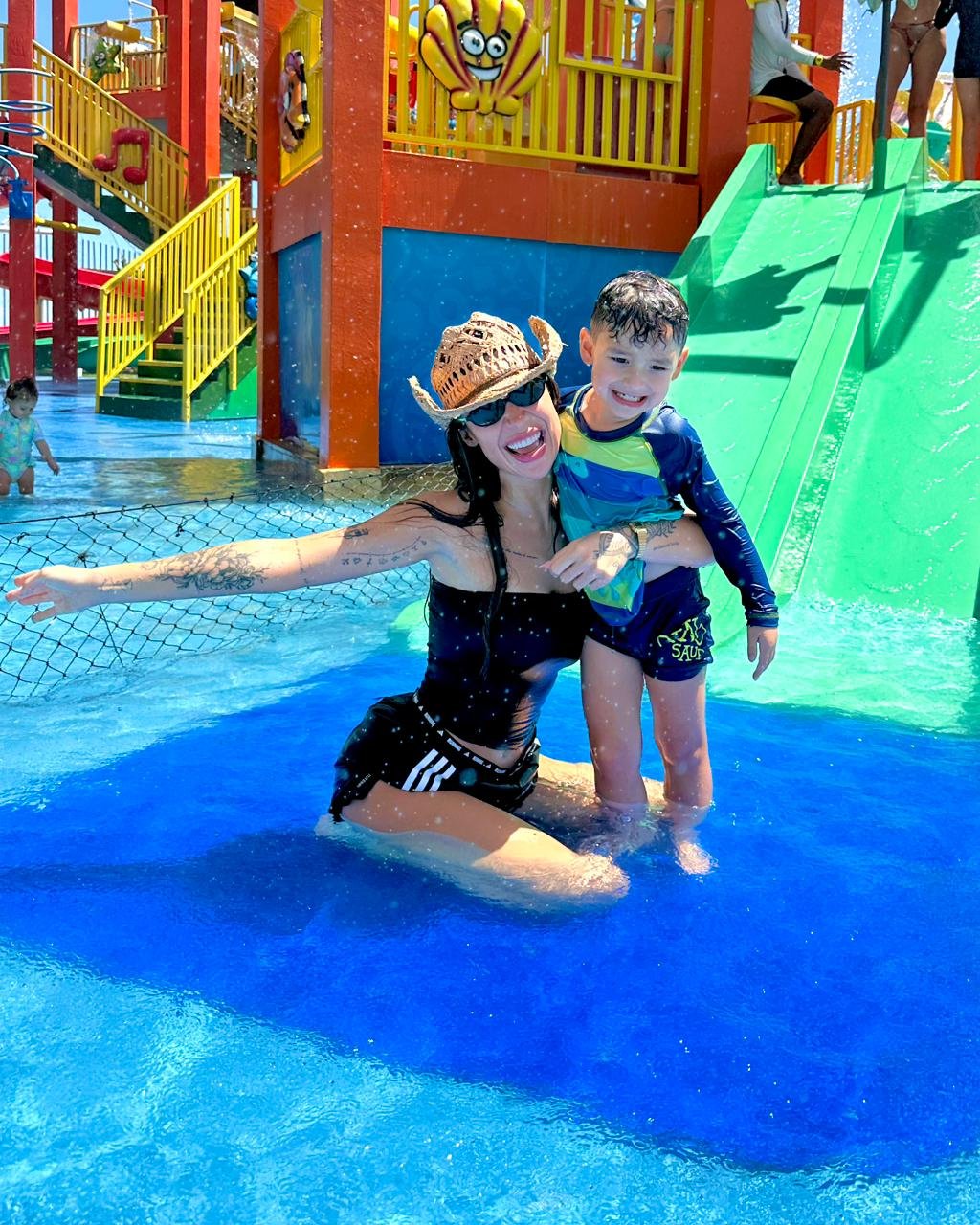 Bianca Andrade retorna ao Beach Park com filho Cris