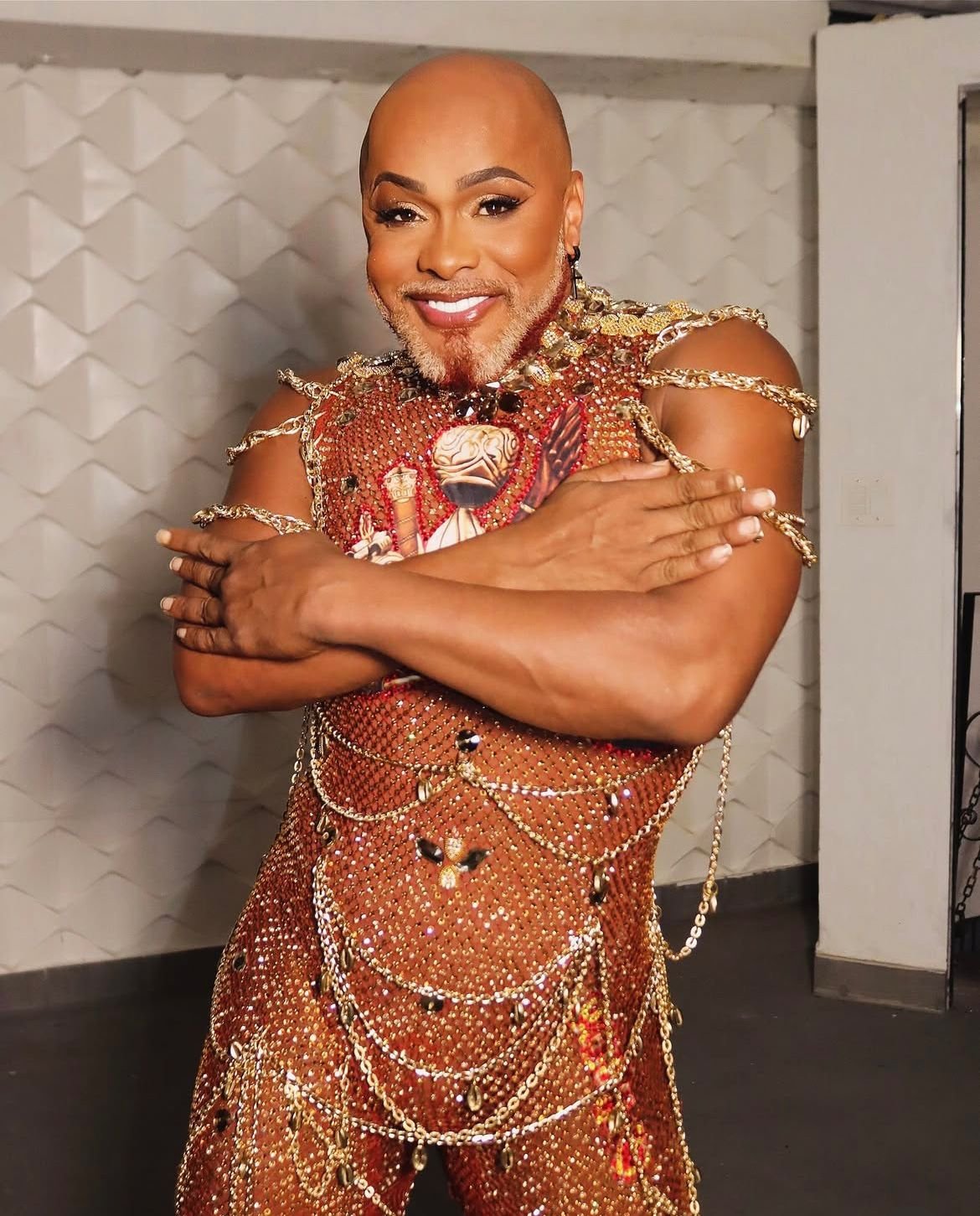 Carlinhos Salgueiro revela alter ego em estreia na União de Maricá