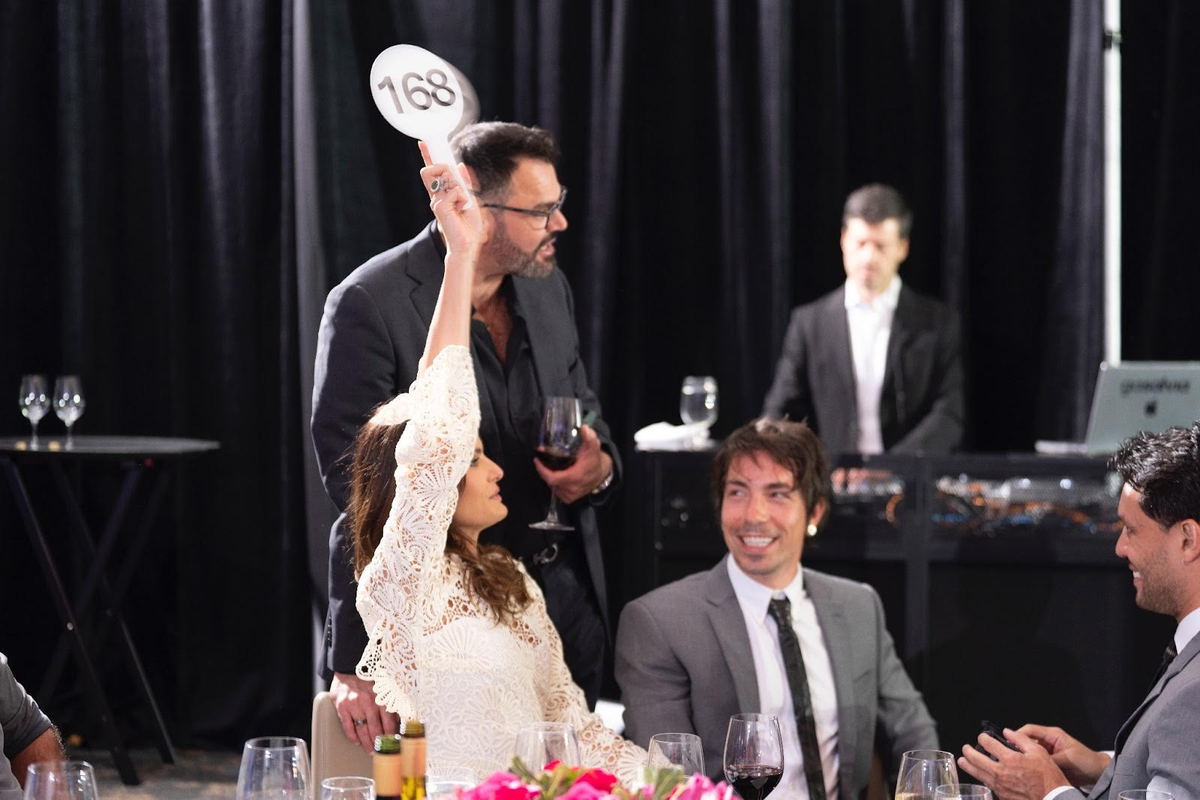 Isabeli Fontana lidera leilão beneficente em Miami e arremata obra por US$11 mil