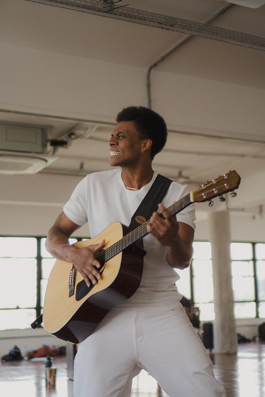 HIPÓLYTO vive fase criativa com musical “Quem é Juão” e show “Sambelting”