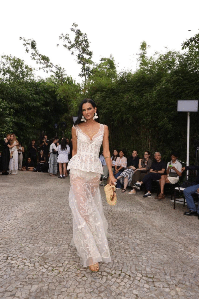 Fernanda Motta brilha em desfile de Helô Rocha