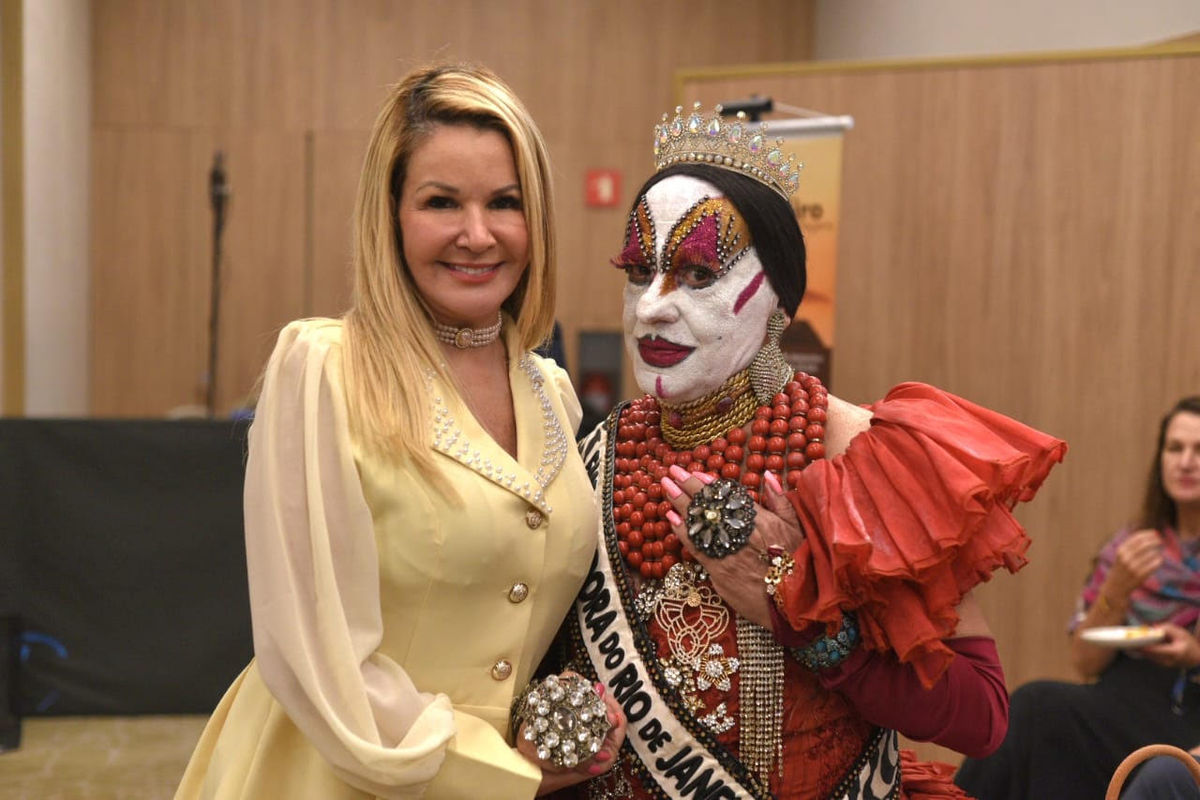 Fairmont Copacabana lota salão em noite de lançamento de livro