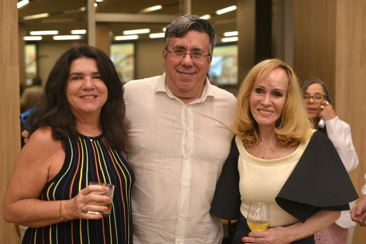 Fairmont Copacabana lota salão em noite de lançamento de livro