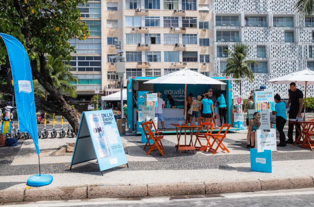 Equaliv leva ativação e palestra sobre nutrição ao Rei e Rainha do Mar em Copacabana