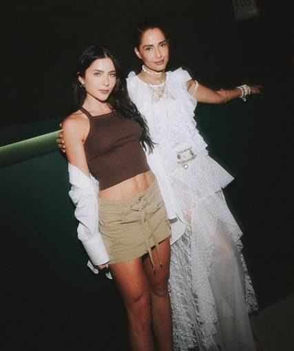 Camila Pitanga prestigia pop-up da Riachuelo com look de collab Helô Rocha