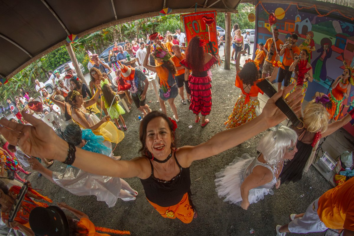Folia dos Peões anima Carnaval de Lumiar com cortejo e baile