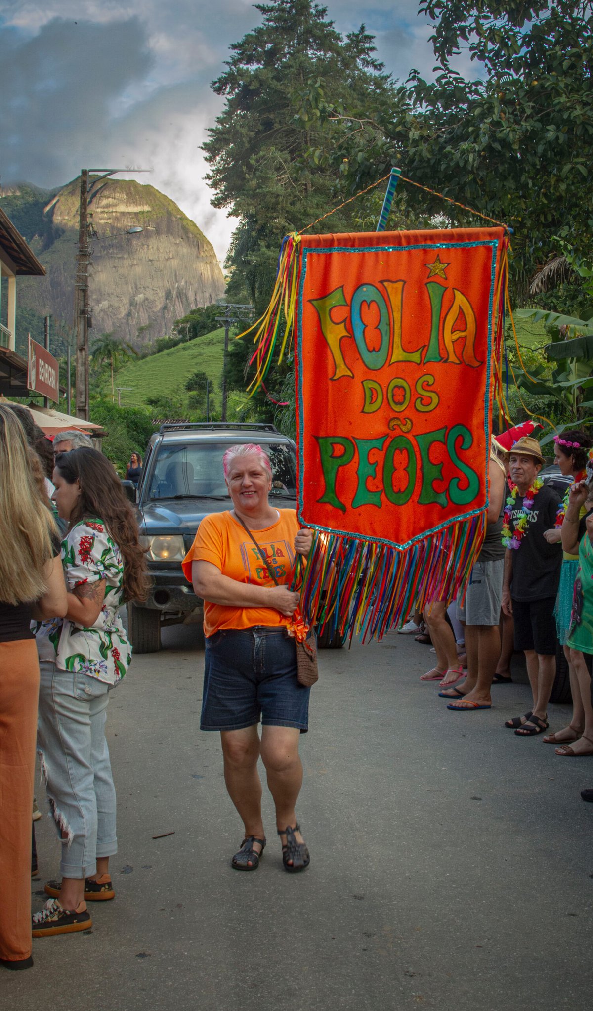Folia dos Peões anima Carnaval de Lumiar com cortejo e baile