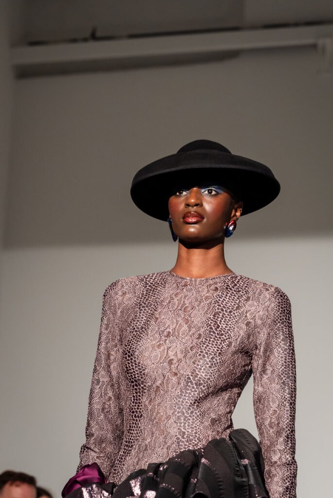 Marcello Costa leva beleza retrô ao desfile de Van der Kemp em Paris