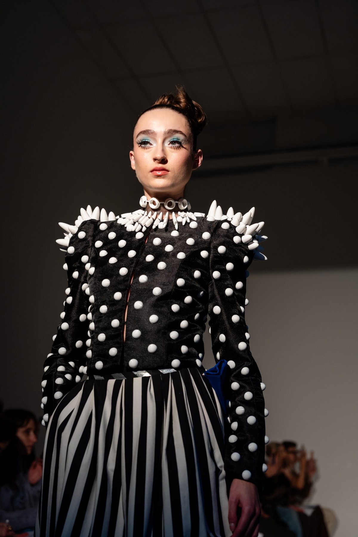 Marcello Costa leva beleza retrô ao desfile de Van der Kemp em Paris