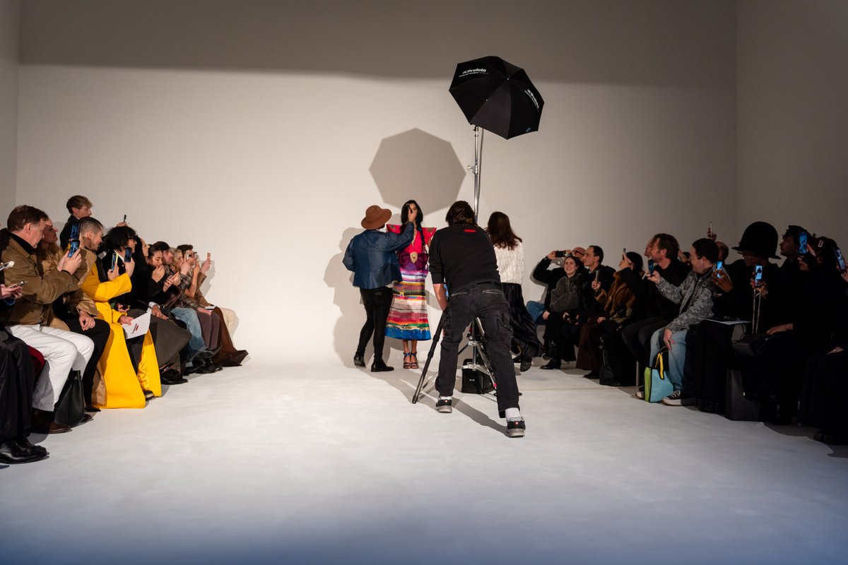 Marcello Costa leva beleza retrô ao desfile de Van der Kemp em Paris