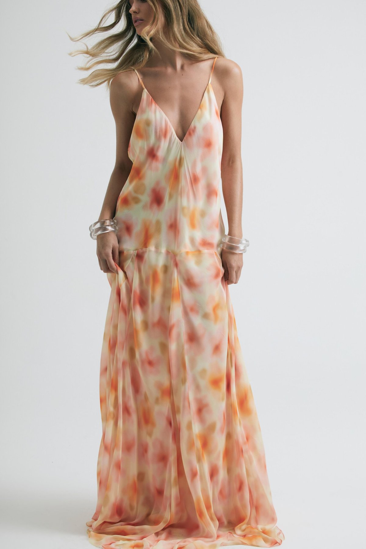 Laranja vira protagonista e dita tendência para looks da temporada