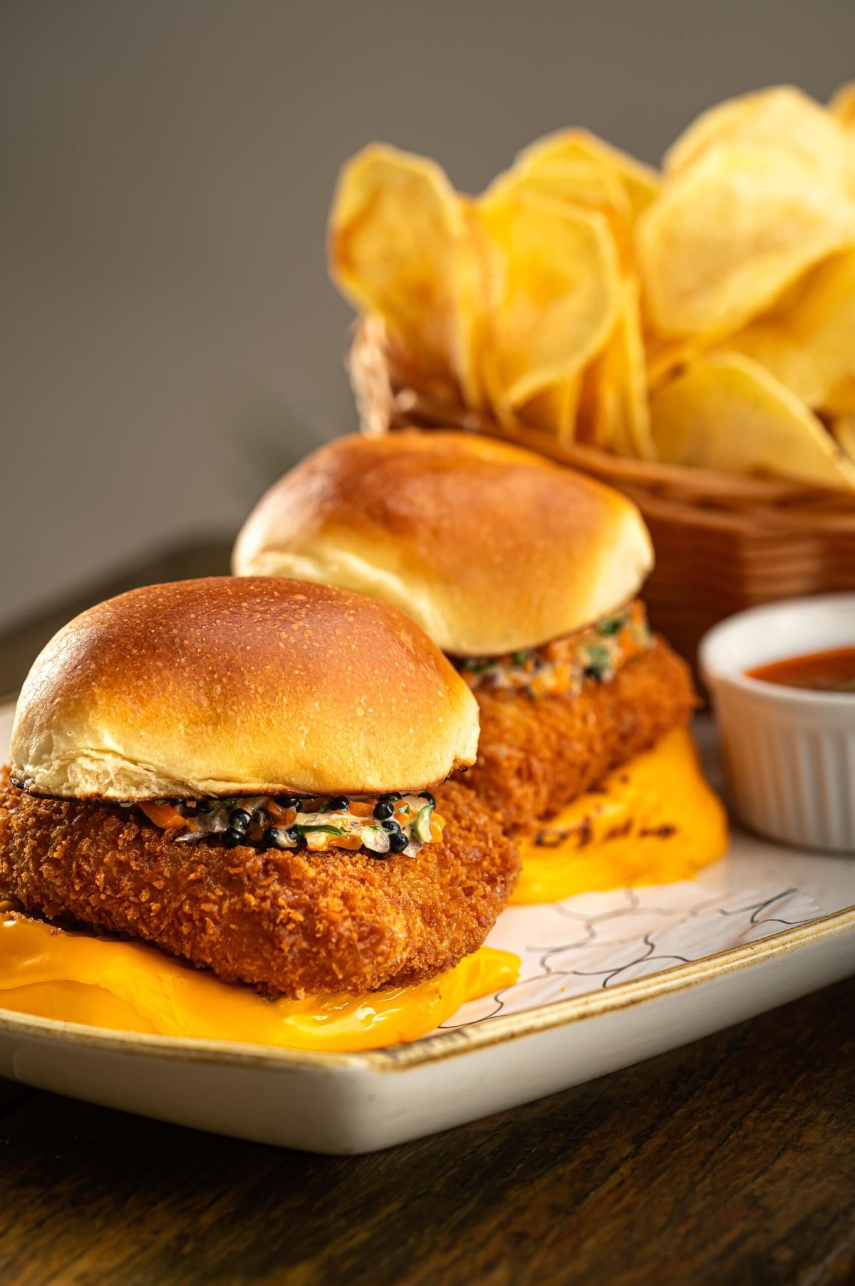 Escama celebra 5 anos com menu inédito e bar de ostras