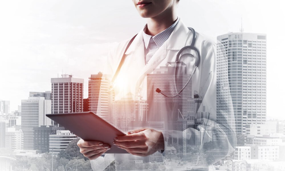 Médicos deixam plantões e buscam empreender na carreira