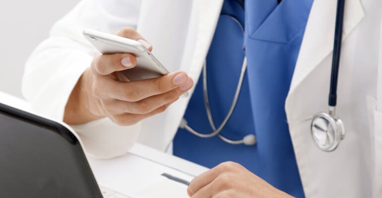 Médicos deixam plantões e buscam empreender na carreira